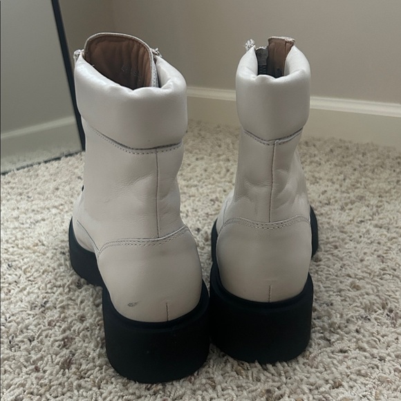 Aquatalia White Leather Lug Sole Boots – Never Worn (7.5) - Picture 4 of 9